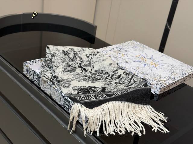 It's getting colder, need a cashmere shawl! Size: 200*40cm Dior's new cashmere