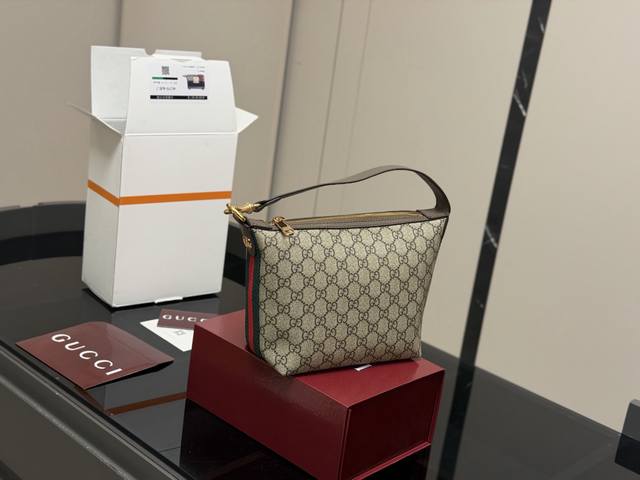 Comes with a folding box. Size: 20*18cm. Hobo lunchbox bag, classic style. Exce