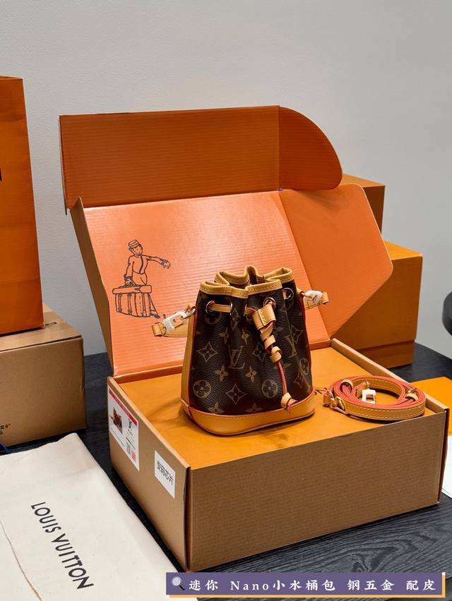 Full gift box packaging replica! All steel hardware with chip Size: 13*16Cm It