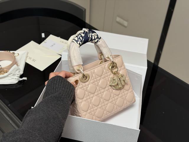 Comes with a folding box. Size: 20*18cm. High-quality version, upgraded shippin