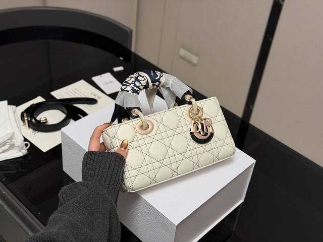 Comes with box Dior Lady Leather Horizontal Bag 2025 Dior New Bag Style Two str