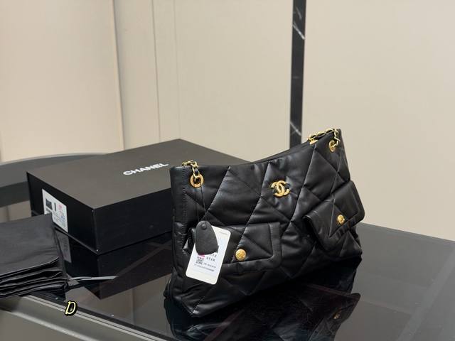 Comes with box Chanel 25K is so beautiful! The bow is still timeless, The chain