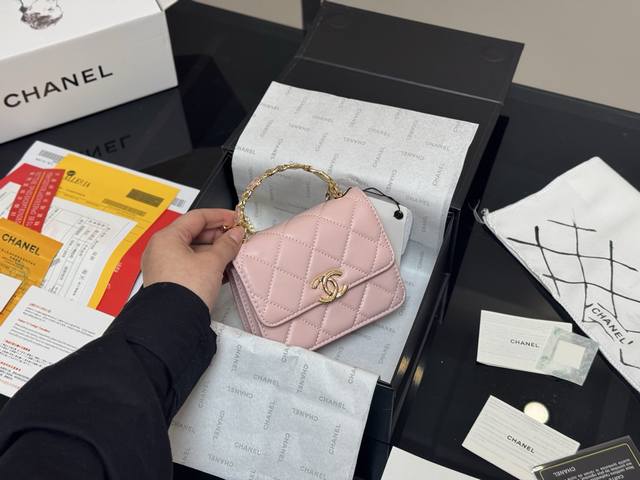 Comes with a folding box/airplane box Size: 13*10Cm Chanel enamel handle small