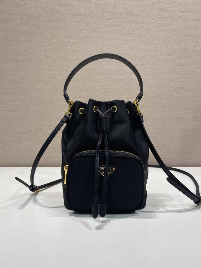 Classic Style 1Bh1864 Upgraded Small Size This bucket bag is made of imported ny