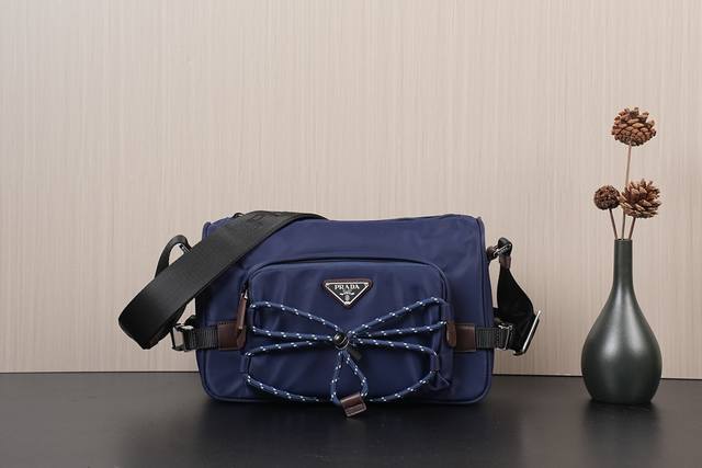 New Messenger Bag 2Vh192 Blue New Arrival This shoulder bag combines functionali