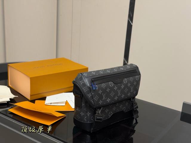 Comes with a folding box/airplane box. Size: 26*24cm. Lv Men's Messenger Bag. T