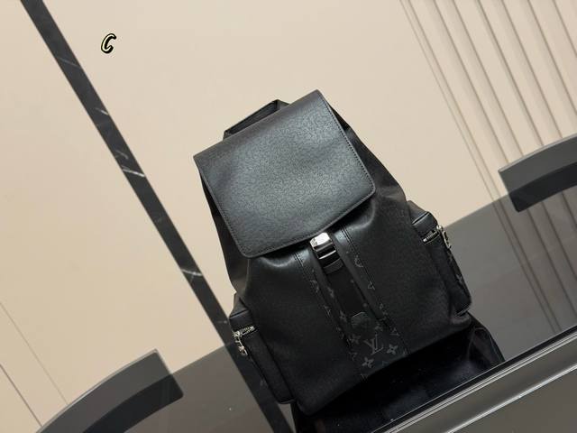Latest LV Backpack, featuring ultra-high-definition hardware logo, a custom-mad