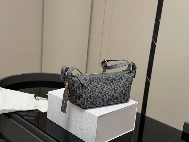 Canvas, cowhide, with box Size: 28.13Cm Dior New Product Sneak Peek Hobo Who ca