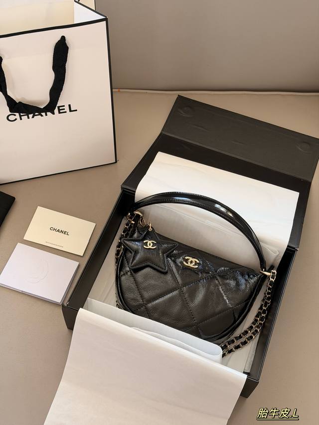 Comes with box, calfskin leather. Size: Top width 22*15cm. Chanel's ski season