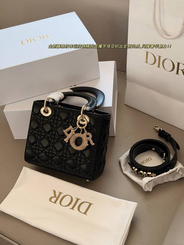 Comes with a box, made of lambskin. Size: 21*17cm. Four-compartment design. New