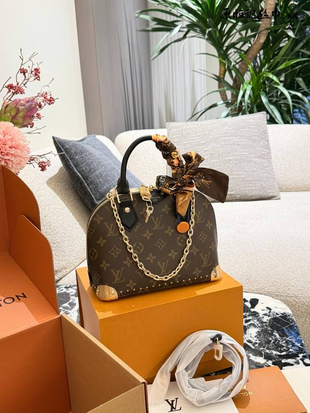 The new LV Alma Trunk really exudes a retro feel! The Alma has always been LV's