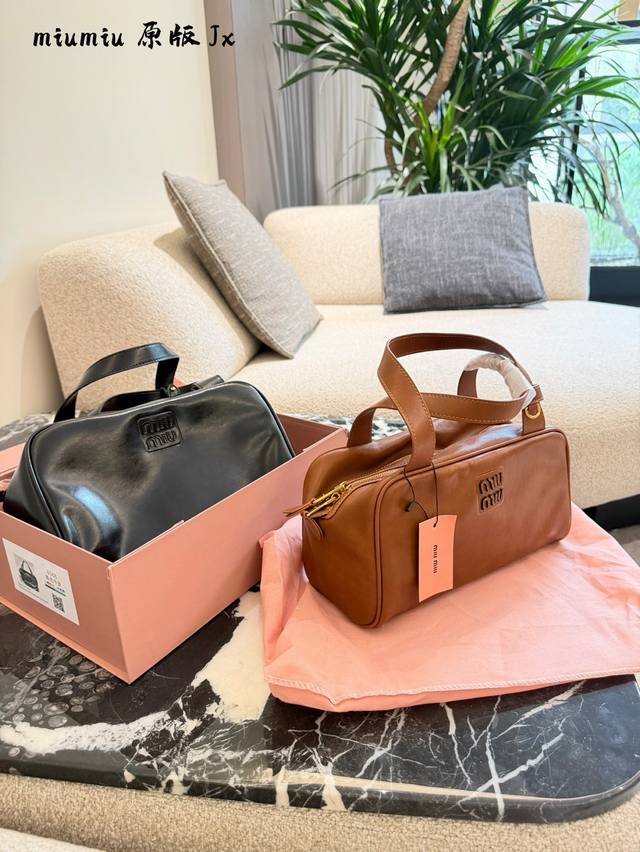 This Miu Miu bag is simple and sleek, with a large, square shape! If you're som