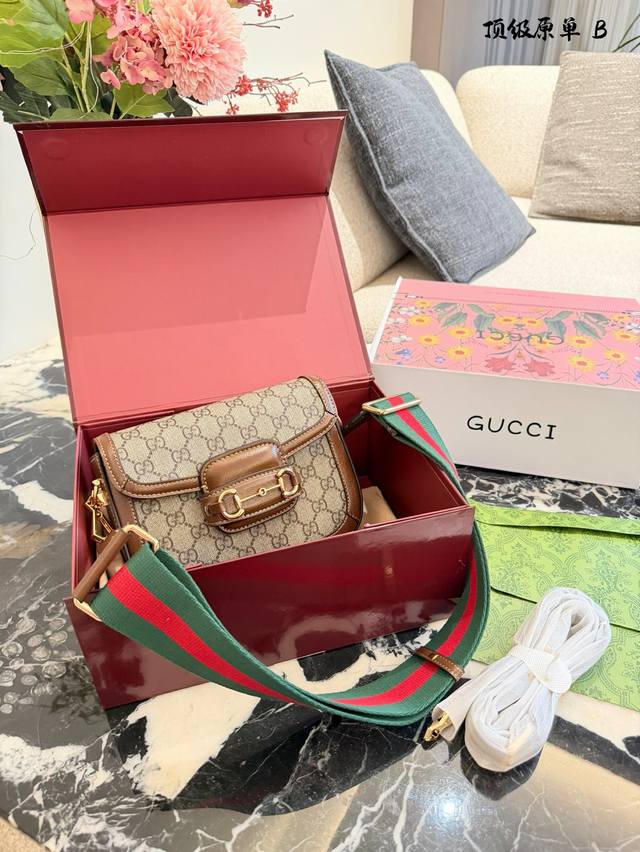 Double shoulder straps with cowhide leather, featuring a chip. This Gucci 1955