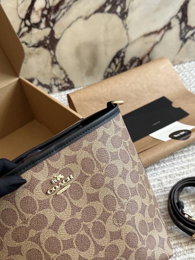 Comes with box Size: 21 17Cm New Coach bucket bag Coach's latest season Casual